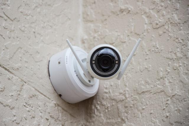 Outdoor security camera with antennas